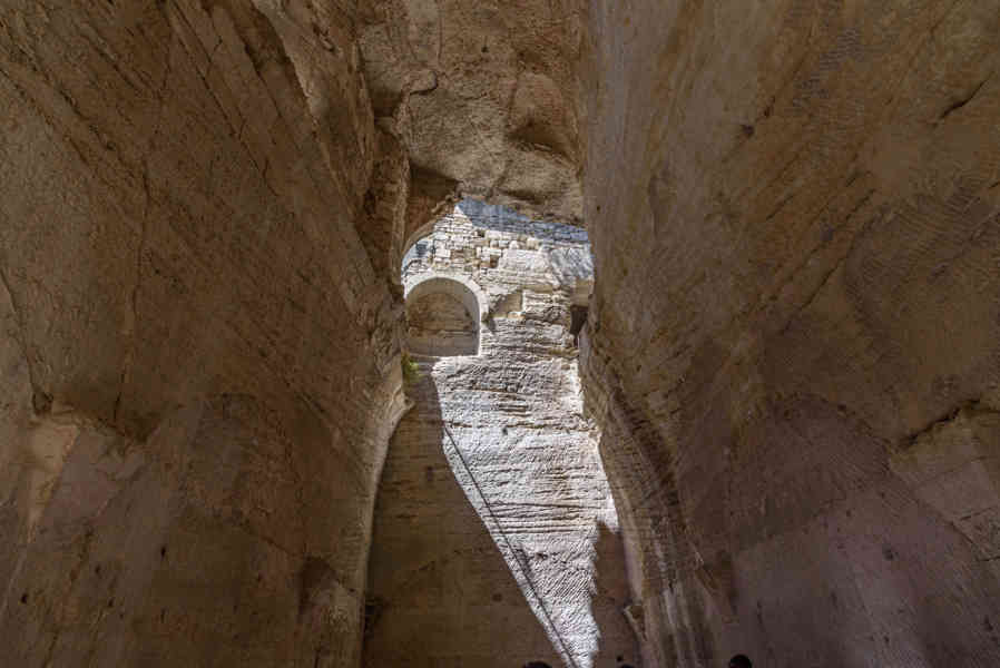 Francia - Beaucaire 009 - abadía troglodita de Saint-Roman.jpg